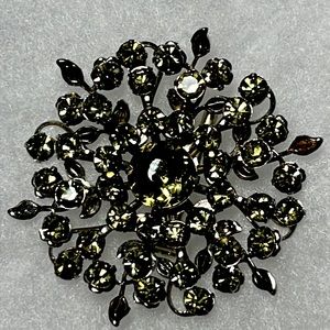 Vintage forest green gem starburst brooch.   Like new! Great for fall.